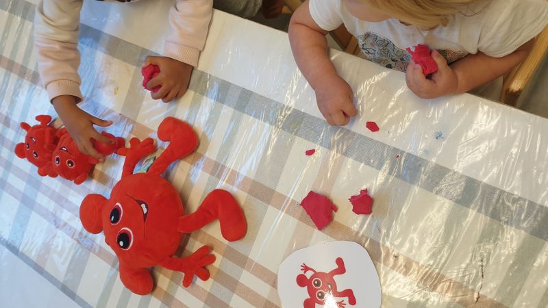 Barn gör babblarna i röd lera