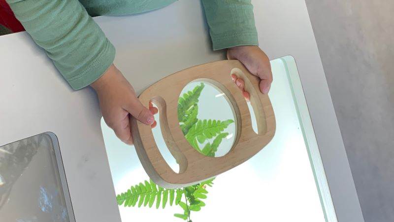 Undersökande arbetssätt Barn tittar på blad med förstoringsglas.